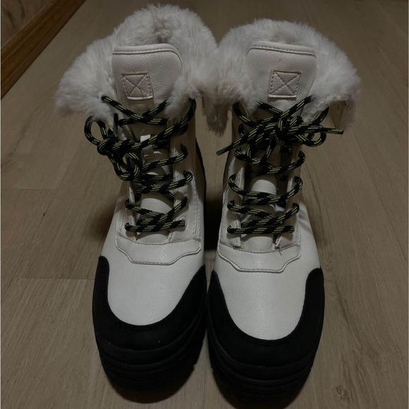 Snow boots - Picture 3 of 3